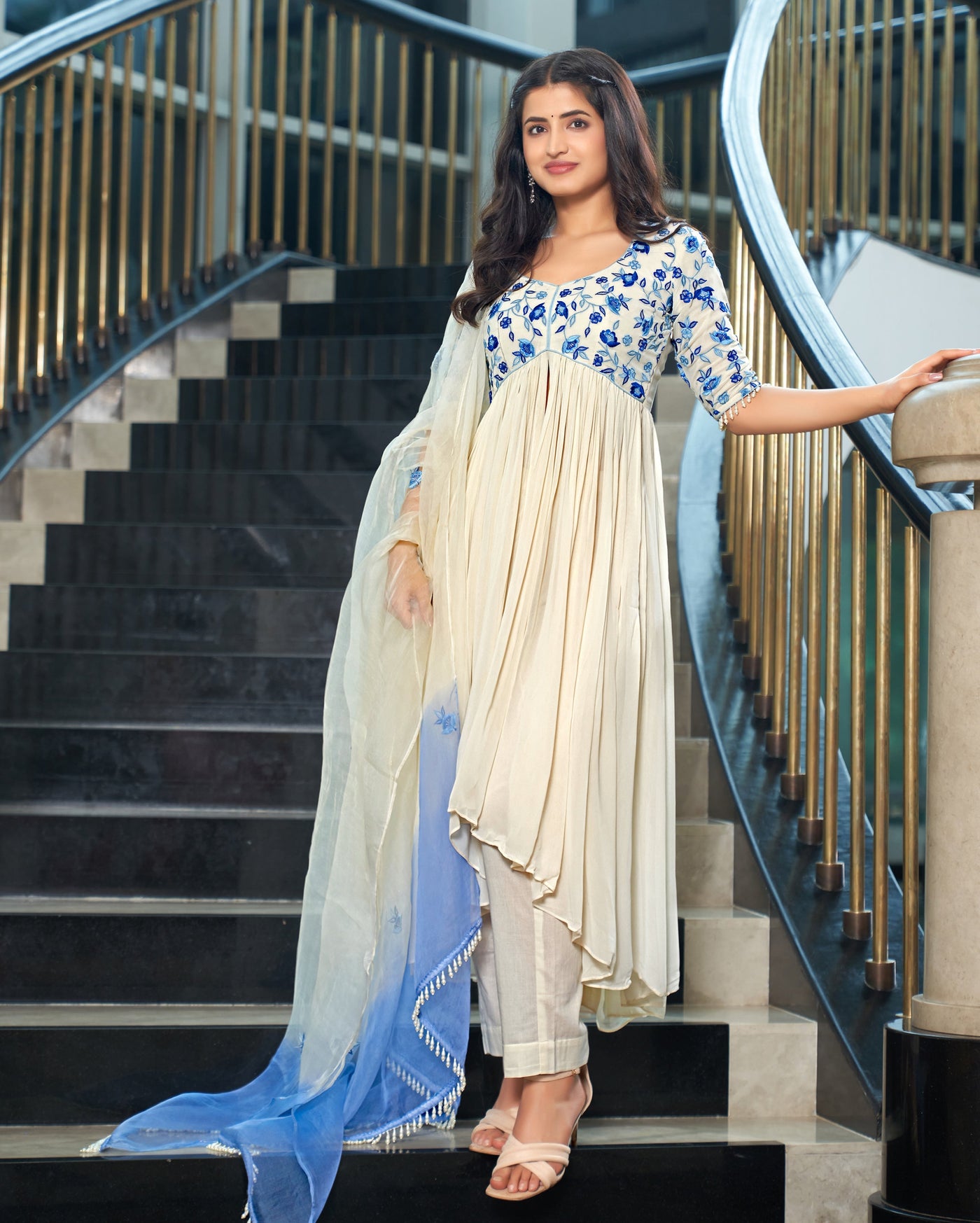 Rivaayat Off White Embroidered Tie-Dye Organza Dupatta
