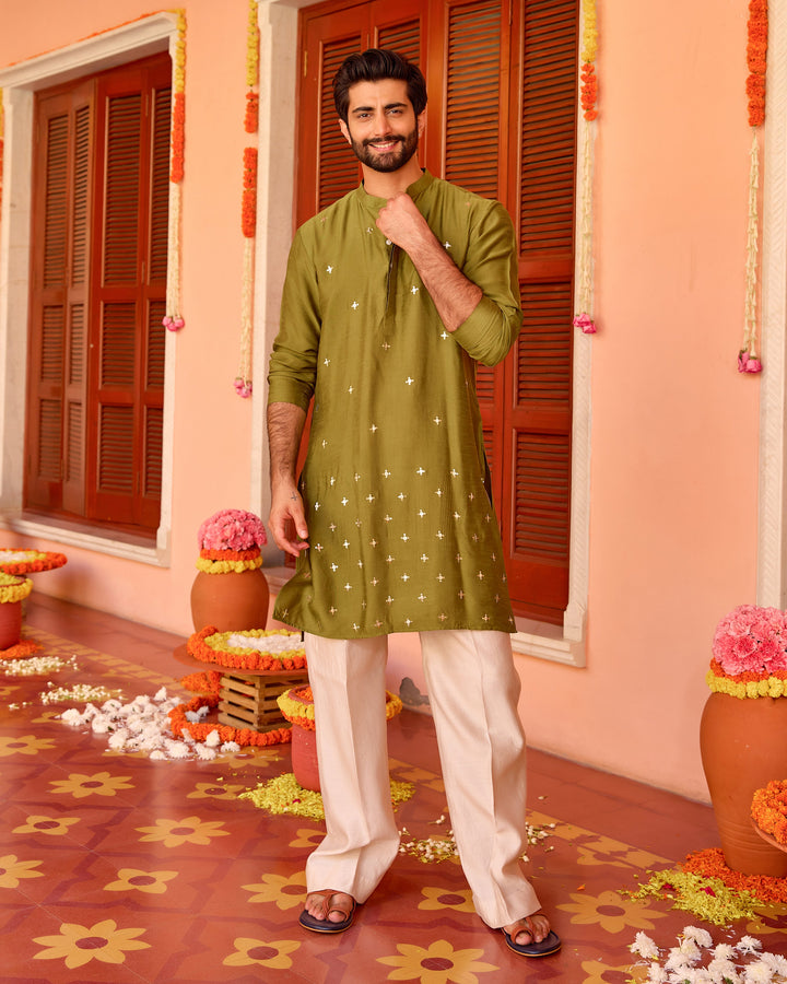 Harivaan Green Silk Embroidered Kurta