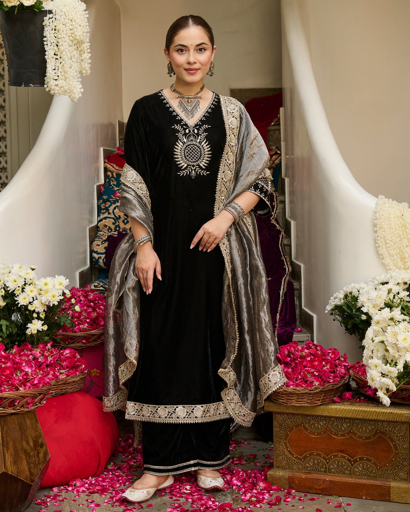 Ehan Black Embroidered Velvet Suit Set