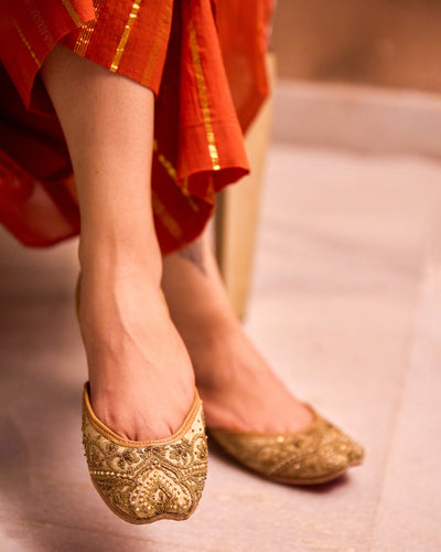 Mehru Beige Handcrafted Jutti