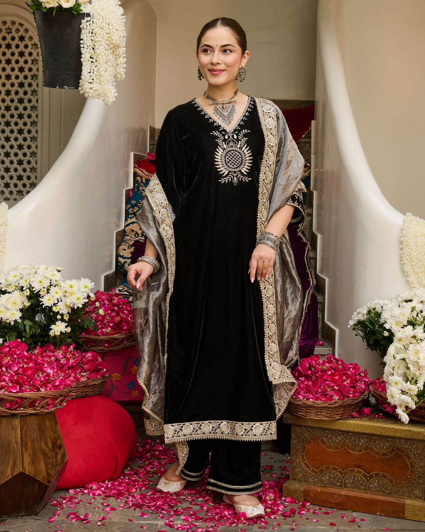 Ehan Black Embroidered Velvet Suit Set