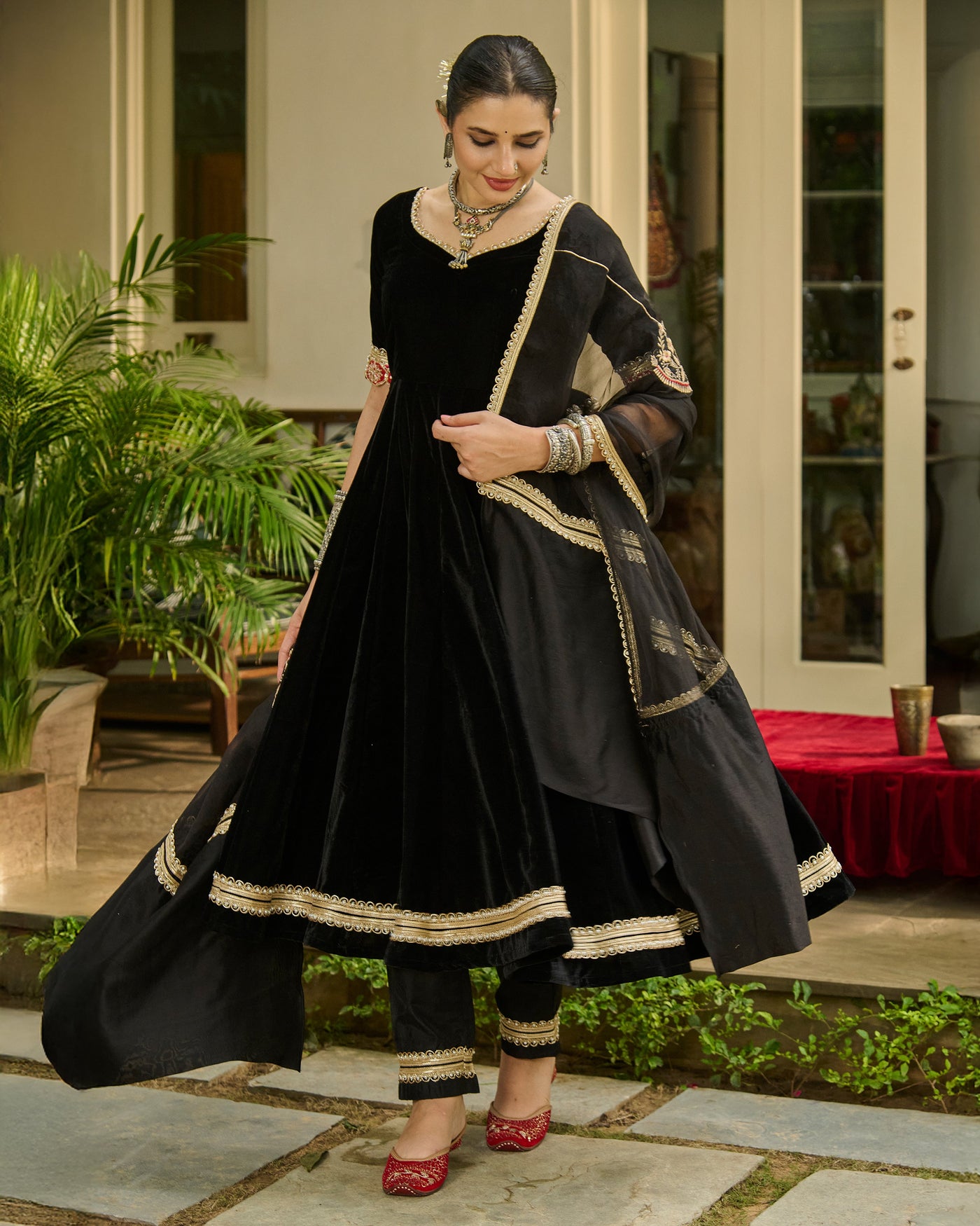 Kalyani Black Solid Velvet Suit Set