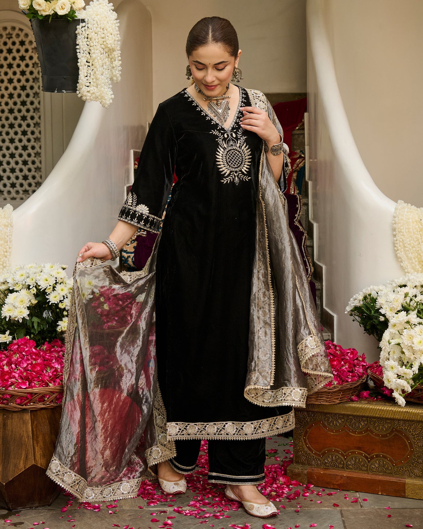 Ehan Black Embroidered Velvet Suit Set