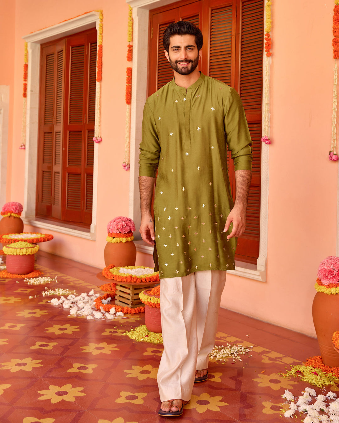 Harivaan Green Silk Embroidered Kurta