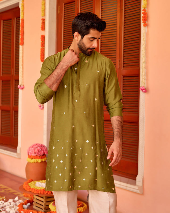 Harivaan Green Silk Embroidered Kurta