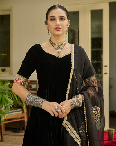 Kalyani Black Solid Velvet Suit Set
