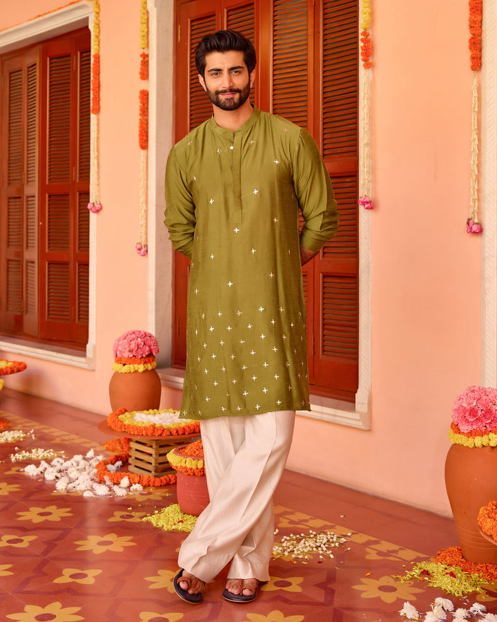 Harivaan Green Silk Embroidered Kurta