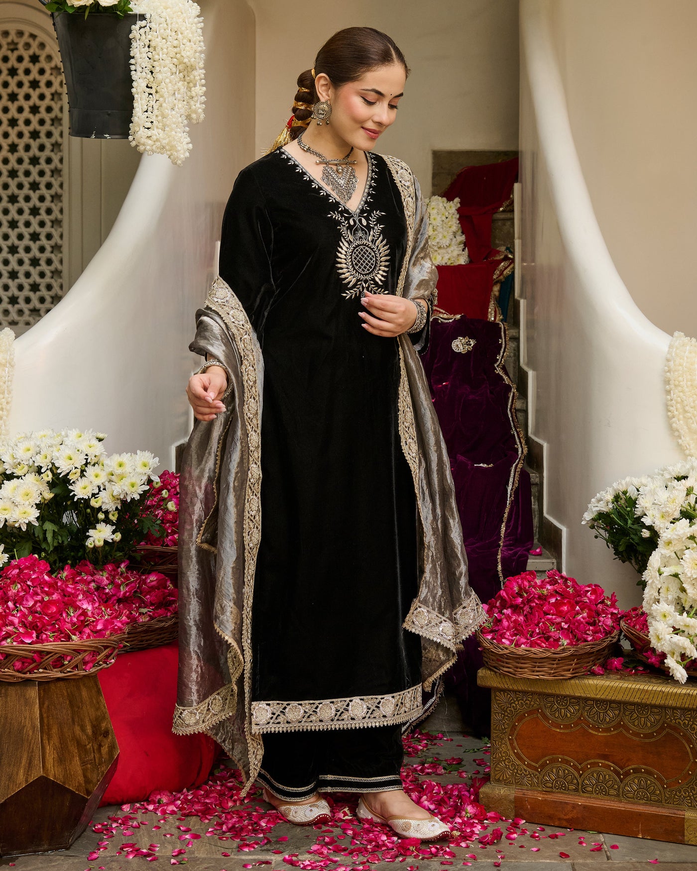 Ehan Black Embroidered Velvet Suit Set
