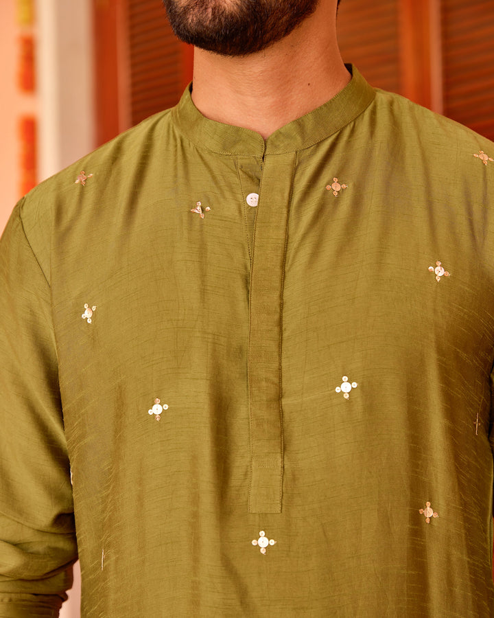 Harivaan Green Silk Embroidered Kurta