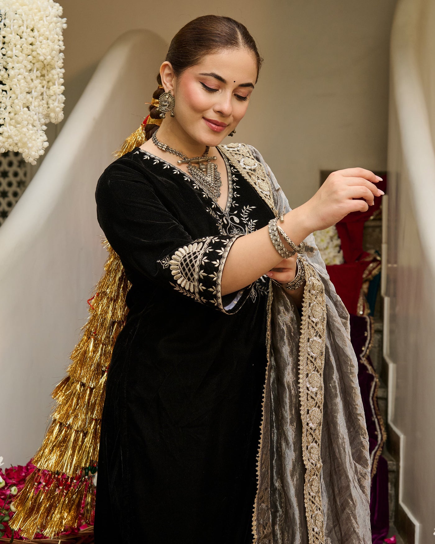 Ehan Black Embroidered Velvet Suit Set