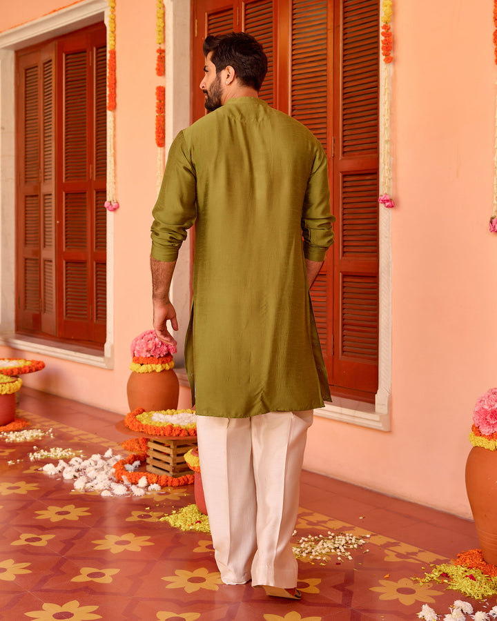Harivaan Green Silk Embroidered Kurta