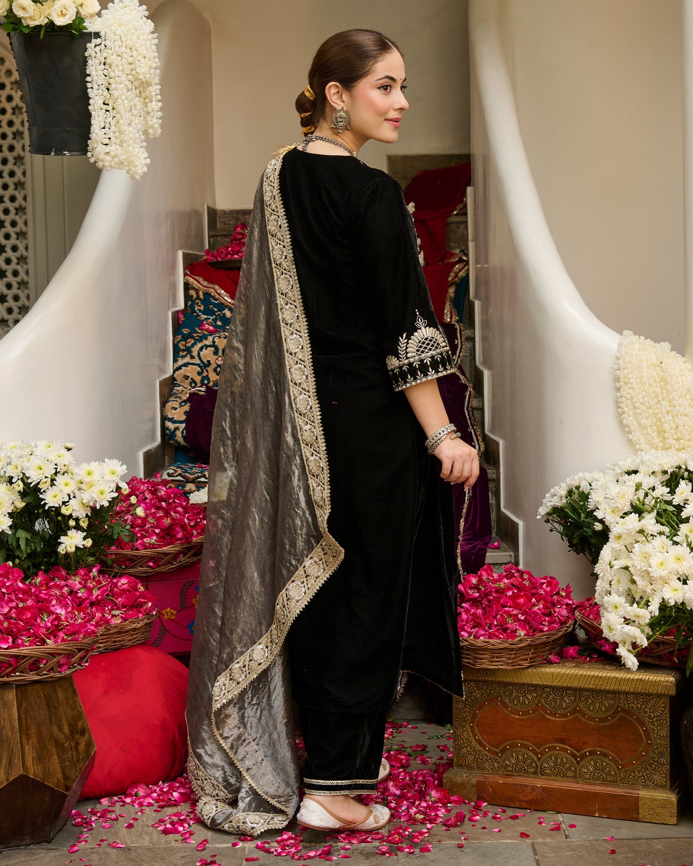 Ehan Black Embroidered Velvet Suit Set