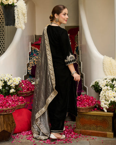 Ehan Black Embroidered Velvet Suit Set