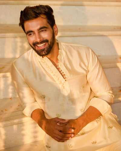 Kunwar Off White Embroidered Chanderi Kurta