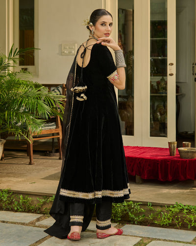 Kalyani Black Solid Velvet Suit Set