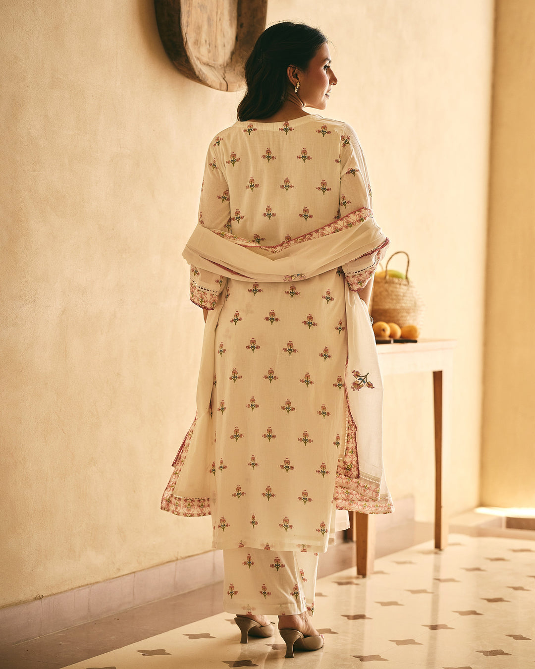 Kaveri White And Pink Mul Cotton Printed Suit Set