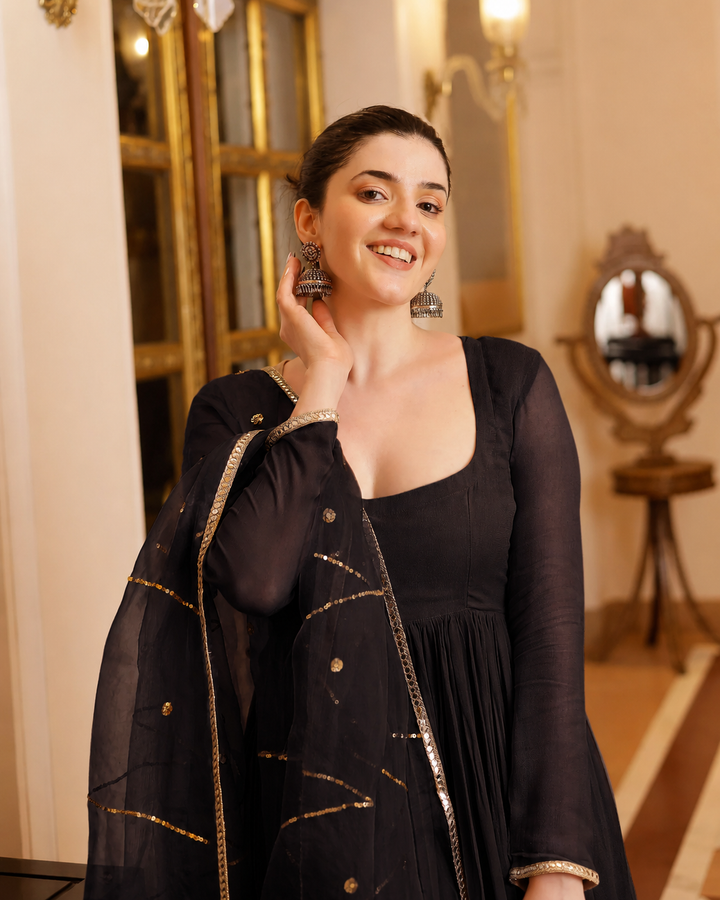Taani Black Gotapatti Georgette Suit Set